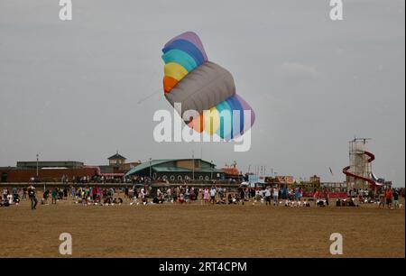 Drachenfliegen beim St. Annes Kite Festival, Lytham St Annes, Lancashire, Vereinigtes Königreich, Europa am Sonntag, September 2023 Stockfoto