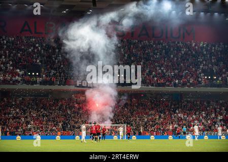 Tirana, Albanien. September 2023. Albanische Fans während des Qualifikationsrunden-E-Spiels der UEFA-Europameisterschaft 2024 zwischen Albanien und Polen im Air Albania Stadium in Tirana, Albanien am 10. September 2023 (Foto: Andrew SURMA/Credit: SIPA USA/Alamy Live News) Stockfoto