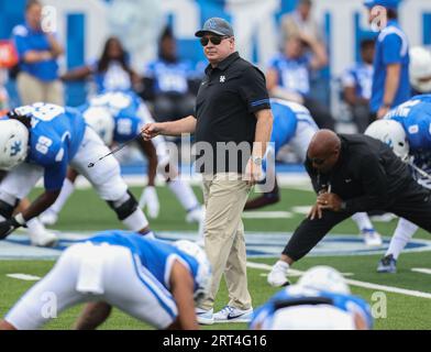 Lexington, KY, USA. September 2023. Der Cheftrainer von Kentucky, Mark Stoops, beobachtet das Aufwärmen der Wildcats vor dem NCAA-Fußballspiel zwischen den EKU Colonels und den Kentucky Wildcats im Kroger Field in Lexington, KY. Kyle Okita/CSM/Alamy Live News Stockfoto