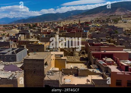 Amizmiz, Marokko. September 2023. (ANMERKUNG DER REDAKTION: Bild mit einer Drohne) von oben sind die Gebäude und Häuser, die durch das Erdbeben beschädigt wurden, zu sehen. Das Erdbeben der Stärke 6,8 traf am Freitag, den 8. September 70 km südlich von Marrakesch und war eines der stärksten und tödlichsten in der Geschichte Marokkos, mit einer Zahl von mehr als 2000 Menschen und Tausenden von Verletzten. Quelle: SOPA Images Limited/Alamy Live News Stockfoto