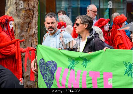 LONDON – 22. April 2023: XR-Führer nehmen die Front beim protestmarsch der Extinction Rebellion in London ein und führen Klimaaktivisten zum Wandel. Stockfoto