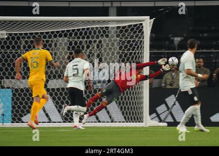 Arlington, Texas, USA: Der mexikanische Torhüter Guillermo Ochoa stoppt einen Schuss während des internationalen Fußballspiels zwischen Mexiko und Australien, das am 9. September 2023 im AT&T Stadium ausgetragen wurde. (Bild: © Javier Vicencio/Okularepix über ZUMA Press Wire) NUR REDAKTIONELLE VERWENDUNG! Nicht für kommerzielle ZWECKE! Stockfoto