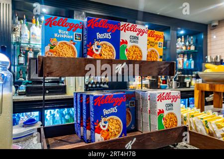 Eine Auswahl an Kellogg's Cerealien beim Selbstbedienungs-Frühstücksbuffet in einem Hotel. Stockfoto