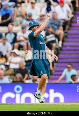 SOUTHAMPTON, VEREINIGTES KÖNIGREICH. 10. September 2023. Der ehemalige England Captain Andrew Freddie Flintoff trifft sich mit dem England Men’s Team in der Aufwärmphase während der England Men vs New Zealand - Metro Bank ODI Series beim Ageas Bowl am Sonntag, den 10. September 2023 in SOUTHAMPTON ENGLAND. Quelle: Taka Wu/Alamy Live News Stockfoto