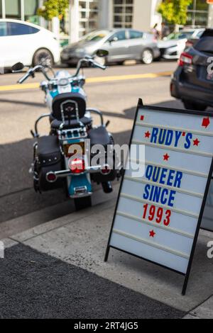 Harley Davidson Motorrad und ein Schild vor Rudy's Gay Bar im Alberta Arts District in Portland, Oregon Stockfoto