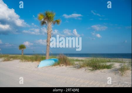 Weißer Sandstrand an der Golfküste von Mississippi und verlassenes blaues Boot, Pass Christian, Mississippi, USA. Stockfoto