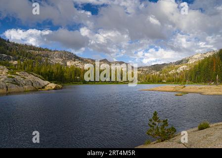 Bear Lake unter blauem Himmel mit weißen Wolken in der Emigrant Wilderness. Stockfoto