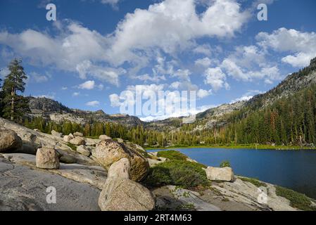 Bear Lake unter blauem Himmel mit weißen Wolken in der Emigrant Wilderness. Stockfoto