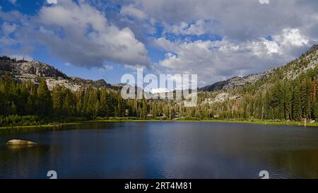 Bear Lake unter blauem Himmel mit weißen Wolken in der Emigrant Wilderness. Stockfoto