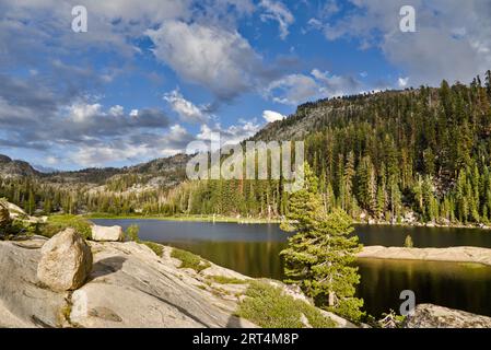 Bear Lake unter blauem Himmel mit weißen Wolken in der Emigrant Wilderness. Stockfoto