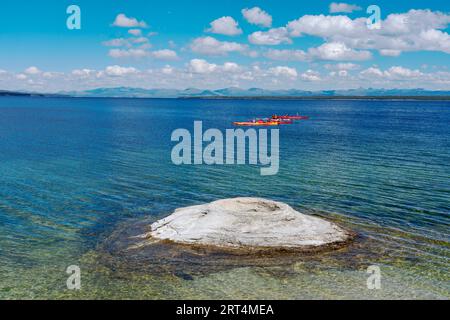 West Thumb Geyser Basin, Yellowstone National Park zeigt Angelkegel und Kajaks auf Tour im Yellowstone Lake. Das Kochen von Fisch im Geysir war 1880er Jahre Stockfoto