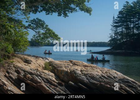 Kajakfahrer und Kanufahrer paddeln an einem wunderschönen, sonnigen Tag entlang der Küste von Maine an der Casco Bay im Wolfe's Neck State Park, Freeport, Maine, USA Stockfoto