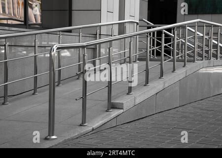 Rampe mit Metallgeländern in der Nähe von Gebäuden im Freien Stockfoto