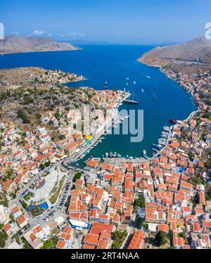 Farbenfrohe Häuser Dorf auf Symi Insel, Dodekanesische Inseln, Griechenland. Stockfoto