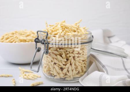 Rohe Trofie-Pasta auf weißem Tisch, Nahaufnahme Stockfoto