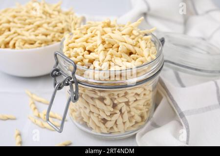 Rohe Trofie-Pasta auf weißem Tisch, Nahaufnahme Stockfoto