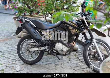 Salvador, Bahia, Brasilien - 09. September 2023: Ein Yamaha Crosser xtz 150 hält auf einer Straße in Pelourinho, dem historischen Zentrum der Stadt Stockfoto