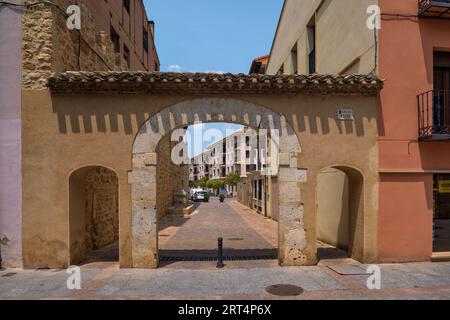 Bogen auf der Poeta Malo de Molina Straße und Mayor Straße, El Burgo de Osma-Ciudad de Osma, Provinz Soria, Castilla y León, Spanien, Europa Stockfoto