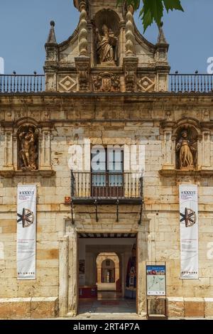 Das Tourismusbüro Burgo de Osma befindet sich im Erdgeschoss des Kulturzentrums, Antiguo Hospital de San Agustín, auf dem Hauptplatz, Soria. Stockfoto