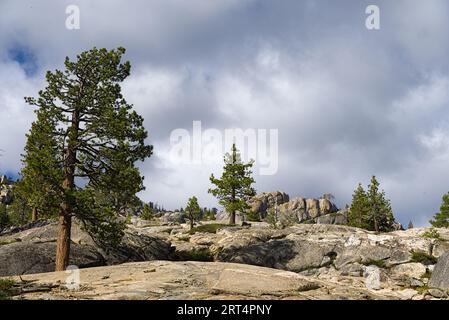 Berggipfel aus Granit unter bewölktem Himmel. Stockfoto