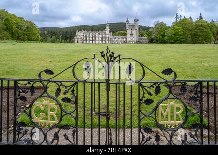 Gartenblick auf Balmoral Castle mit King George und Queen Mary's Gate Stockfoto