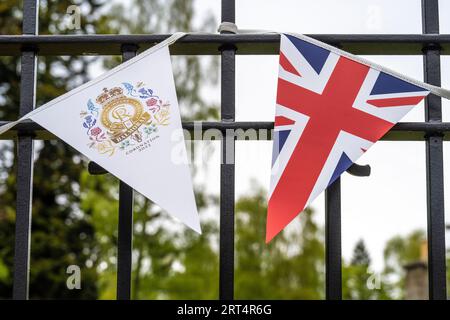 Dekorationen aus dem Jahr 2023 der König-Charles-Krönung auf Balmoral Castle Stockfoto