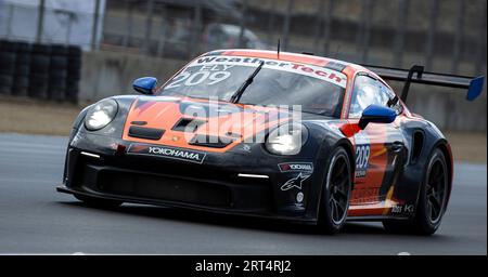 September 2023 Monterey, CA, USA Fahrer Laura Ely kommt in Runde 4 während des Firestone Grand Prix von Monterey Porsche Sprint Challenge Race 2 USA West auf dem WeatherTech Raceway Laguna Seca Monterey, CA Thurman James/CSM Stockfoto