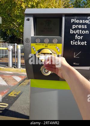 Brisbane, Australien – 21. August 2023: Frau, die am Ticketautomaten am Eingang zum Parkplatz Westfield Garden City ihr Ticket abholt. Stockfoto