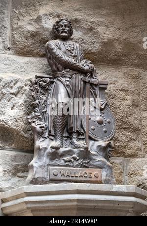 Statue von William Wallace am National Wallace Monument in der Nähe von Stirling Scotland Stockfoto