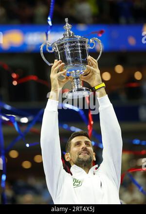 New York, USA, 10. September 2023. Der serbische Tennisspieler Novak Djokovic hält die Trophäe der US Open 2023 nach dem historischen 24. Grand Slam gewinnt am Sonntag, den 10. September 2023, im Billie Jean King National Tennis Center. © Jürgen Hasenkopf / Alamy Live News Stockfoto