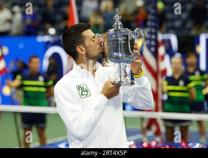 New York, USA, 10. September 2023. Der serbische Tennisspieler Novak Djokovic hält die Trophäe der US Open 2023 nach dem historischen 24. Grand Slam gewinnt am Sonntag, den 10. September 2023, im Billie Jean King National Tennis Center. © Jürgen Hasenkopf / Alamy Live News Stockfoto