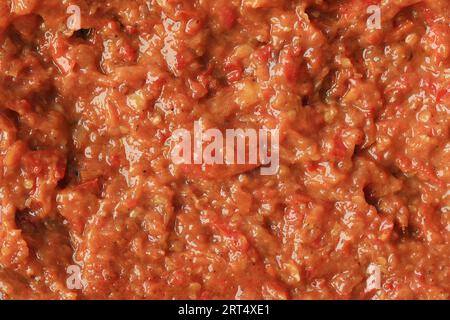 Hausgemachtes Sambal Tomat Terasi, indonesische traditionelle Gewürzpaste für Tagesmenü. Lebensmittelhintergrund Stockfoto