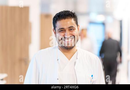 Bad Kreuznach, Deutschland. 30. August 2023. José Jiménez, Arzt geriatrische Fachklinik Rheinhessen-nahe, steht auf der Station. Mit dem Programm „Specialized!“, der Bundesagentur für Arbeit, soll dem Fachkräftemangel im medizinischen Bereich entgegengewirkt werden. Unter anderem beschäftigt die geriatrische Fachklinik Rheinhessen-nahe seit 2022 einen Arzt aus Mexiko-Stadt. (An dpa 'Ärzte und Krankenschwestern aus dem Ausland, um Fachkräftemangel zu lindern') Credit: Andreas Arnold/dpa/Alamy Live News Stockfoto