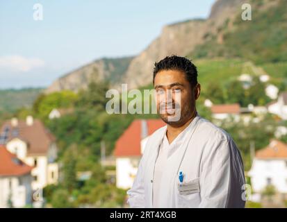 Bad Kreuznach, Deutschland. 30. August 2023. José Jiménez, Fachärztin für Geriatrie Rheinhessen-nahe, steht auf der Dachterrasse vor der Kulisse des Rotenfels, eines der Wahrzeichen dieser Region. Mit dem Programm „Specialized!“, der Bundesagentur für Arbeit, soll dem Fachkräftemangel im medizinischen Bereich entgegengewirkt werden. Die geriatrische Fachklinik Rheinhessen-nahe beschäftigt seit 2022 unter anderem einen Arzt aus Mexiko-Stadt. (An dpa 'Ärzte und Krankenschwestern aus dem Ausland, um Fachkräftemangel zu lindern') Credit: Andreas Arnold/dp/dpa/Alamy Live News Stockfoto