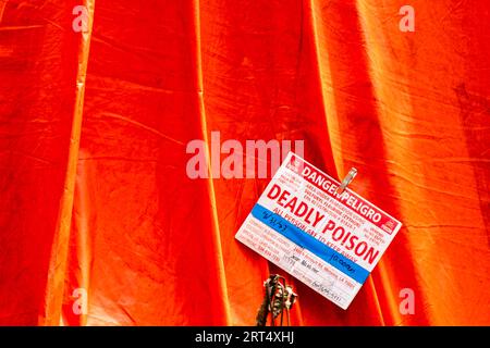 NEW ORLEANS, LA, USA - 31. AUGUST 2023: Nahaufnahme des Schilds „Todly Poison“ vor dem Zelthaus in Uptown Stockfoto