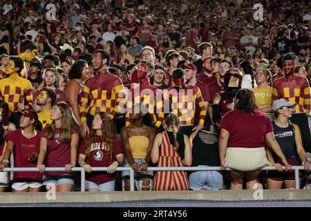 Tallahassee, Florida, USA. September 2021. Fans des Florida State kleideten sich für das Spiel während eines College-Fußballspiels zwischen den Southern Miss Golden Eagles und den Florida State Seminoles im Doak-Campbell Stadium in Tallahassee, Florida. Bobby McDuffie/CSM/Alamy Live News Stockfoto