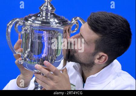 New York, USA. September 2023. Novak Djokovic aus Serbien küsst die Trophäe, nachdem er Daniil Medwedev aus Russland während des Finalspiels der Männer bei den US Open 2023 im USTA Billie Jean King National Tennis Center im Flushing-Viertel des Queens Borough of New York, NY, am 10. September 2023 besiegt hat. (Foto: Anthony Behar/SIPA USA) Credit: SIPA USA/Alamy Live News Stockfoto