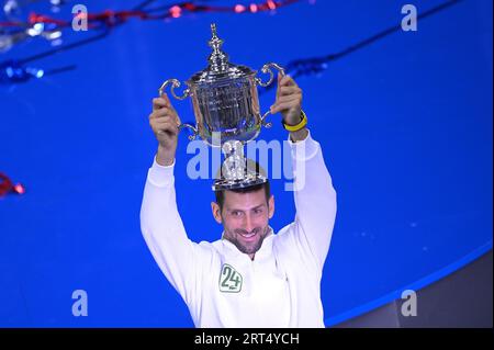 New York, USA. September 2023. Novak Djokovic aus Serbien hält die Trophäe, nachdem er Daniil Medwedev aus Russland während des Finalspiels 2023 der Männer im US Open 2023 im USTA Billie Jean King National Tennis Center im Stadtteil Flushing im Stadtteil Queens in New York, New York, NY, besiegt hat. (Foto: Anthony Behar/SIPA USA) Credit: SIPA USA/Alamy Live News Stockfoto