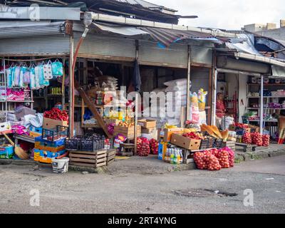 Batumi, Georgia. 09.06.2023 Großmarkt auf der Straße. Viele verschiedene Waren. Asiatischer Markt. Verkäufer. Privatunternehmen Stockfoto