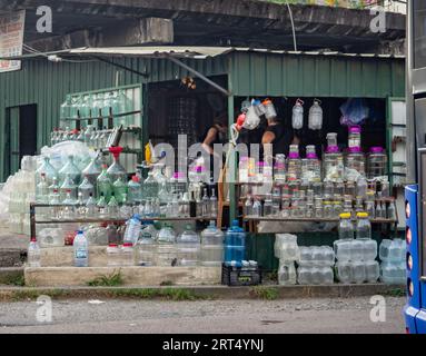 Batumi, Georgia. 09.06.2023 Großmarkt auf der Straße. Viele verschiedene Waren. Asiatischer Markt. Glaswarenverkäufer. Flaschen verschiedener Art. priva Stockfoto