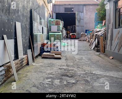 Batumi, Georgia. 09.06.2023 Großmarkt auf der Straße. Lagerhaus im Freien. Lagerboxen. Asiatischer Markt. Verkäufer. Privatunternehmen Stockfoto