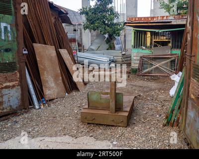 Privater Schrottplatz. Waage für Schrott. Vintage-Hotel. Rostiges Metall. Eisenhaufen. Asiatischer Markt. Geschäfte von Anwohnern. Privatunternehmen Stockfoto