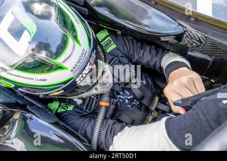Monterey, KALIFORNIEN, USA. September 2023. Der INDYCAR-Fahrer CALLUM ILOTT (77) aus Cambridge, Cambridgeshire, England, schnallt sich in sein Auto für den Firestone Grand Prix von Monterey auf dem WeatherTech Raceway Laguna Seca in Monterey, CA. (Bild: © Walter G Arce SR Grindstone Medi/ASP) NUR REDAKTIONELLE VERWENDUNG! Nicht für kommerzielle ZWECKE! Stockfoto