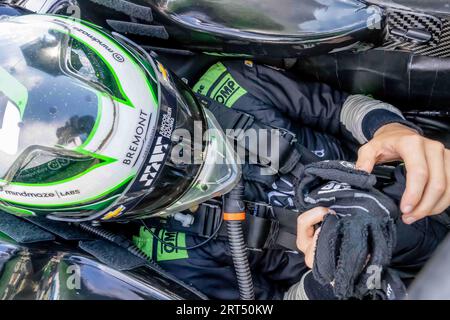 Monterey, KALIFORNIEN, USA. September 2023. Der INDYCAR-Fahrer CALLUM ILOTT (77) aus Cambridge, Cambridgeshire, England, schnallt sich in sein Auto für den Firestone Grand Prix von Monterey auf dem WeatherTech Raceway Laguna Seca in Monterey, CA. (Bild: © Walter G Arce SR Grindstone Medi/ASP) NUR REDAKTIONELLE VERWENDUNG! Nicht für kommerzielle ZWECKE! Stockfoto