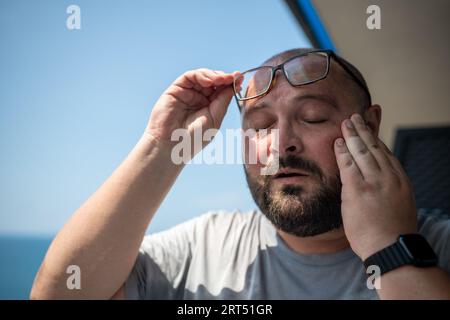 Porträt eines übergewichtigen Mannes mit Hyperhidrose, hohem Schwitzen bei sommerlichem heißem Wetter. Stockfoto