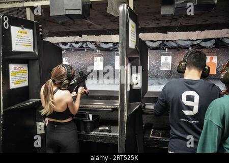 Los Angeles, Usa. September 2023. Die Leute trainieren, um im Schießsaal zu schießen. Auch wenn es viele Stimmen gibt, die gegen die Waffengewalt sind, ist der Besitz von Waffen für jeden Amerikaner in den Vereinigten Staaten immer noch legal. Jeden Tag kommen viele Leute zu uns und machen Waffenschulungen im Los Angeles Gun Club in Los Angeles, Kalifornien. Dieser Gun Club ist für die Öffentlichkeit zugänglich, auch für Personen, die aus anderen Ländern in die Vereinigten Staaten reisen. Außerdem verkauft dieser Waffenclub verschiedene Arten von Waffen an die berechtigten Bewohner Kaliforniens. Quelle: SOPA Images Limited/Alamy Live News Stockfoto