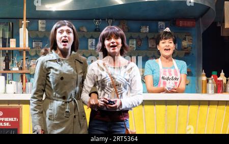 Hamburg, Deutschland. September 2023. Die Schauspielerin Kathi Damerow (r) spielt seit 20 Jahren Margot, eine Snackverkäuferin, im Musical „heiße Ecke“. Quelle: Markus Scholz/dpa/Alamy Live News Stockfoto