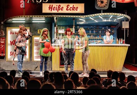Hamburg, Deutschland. September 2023. Die Schauspielerin Kathi Damerow (r) spielt seit 20 Jahren Margot, eine Snackverkäuferin, im Musical „heiße Ecke“. Quelle: Markus Scholz/dpa/Alamy Live News Stockfoto