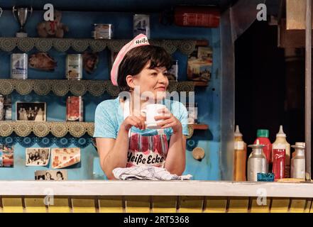Hamburg, Deutschland. September 2023. Die Schauspielerin Kathi Damerow spielt seit 20 Jahren die Snackverkäuferin Margot im Musical „heiße Ecke“ (zu dpa „Musicalstar Kathi Damerow – die Margot von der „heissen Ecke“) Credit: Markus Scholz/dpa/Alamy Live News Stockfoto