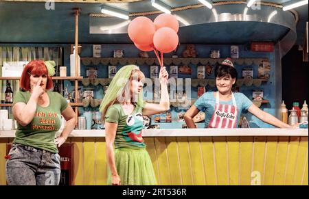 Hamburg, Deutschland. September 2023. Die Schauspielerin Kathi Damerow (r) spielt seit 20 Jahren Margot, eine Snackverkäuferin, im Musical „heiße Ecke“. Quelle: Markus Scholz/dpa/Alamy Live News Stockfoto